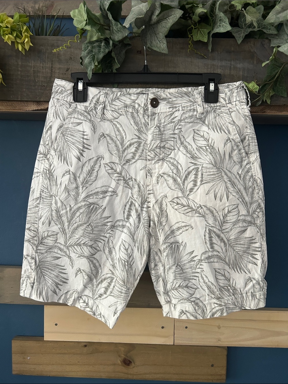 Aeropostale Men's White/Grey Tropical Leaf Print Chino Shorts 29